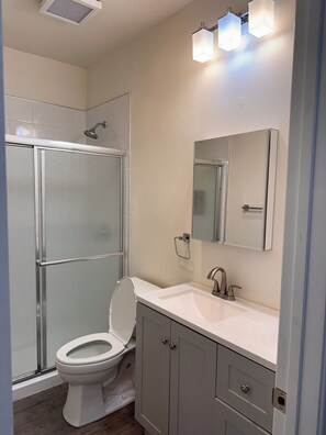Hair dryer, towels, soap, toilet paper - Cozy 1-bedroom house in pleasant San Marcos with AC (San Marcos)