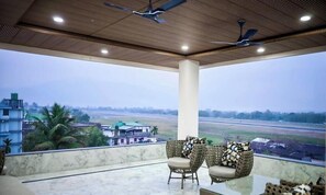 Deluxe Room, City View | Teres/patio