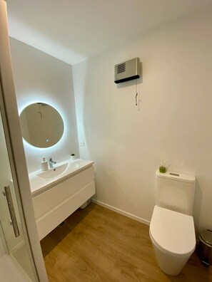 Towels - Modern 3-Level Stay: Free Parking & Close to Shops (Dunedin)