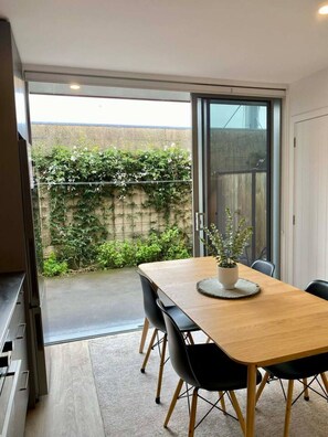 Dining - Modern 3-Level Stay: Free Parking & Close to Shops (Dunedin)