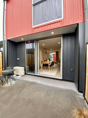 Outdoor dining - Modern 3-Level Stay: Free Parking & Close to Shops (Dunedin)