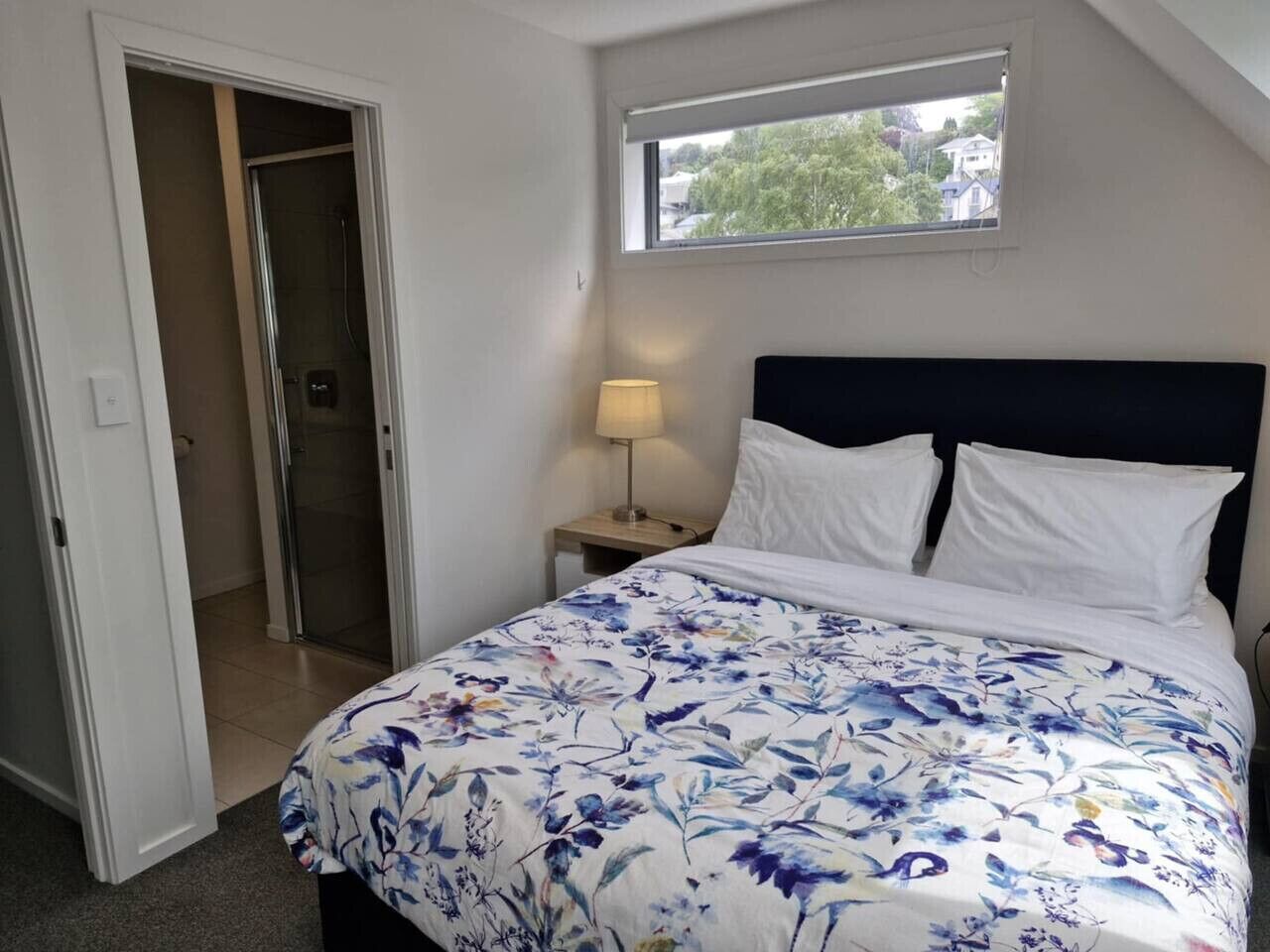 Desk, iron/ironing board, WiFi, bed sheets