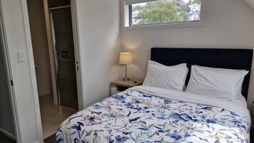 Desk, iron/ironing board, WiFi, bed sheets