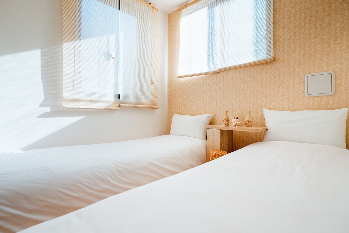 Soundproofing, free WiFi, bed sheets