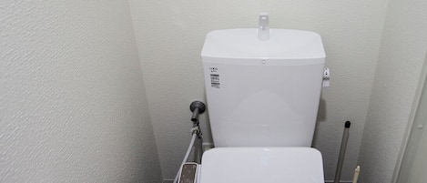 Apartamento básico, 2 camas individuales, no fumadores | Baño | Bañera y ducha independientes y artículos de higiene personal gratuitos