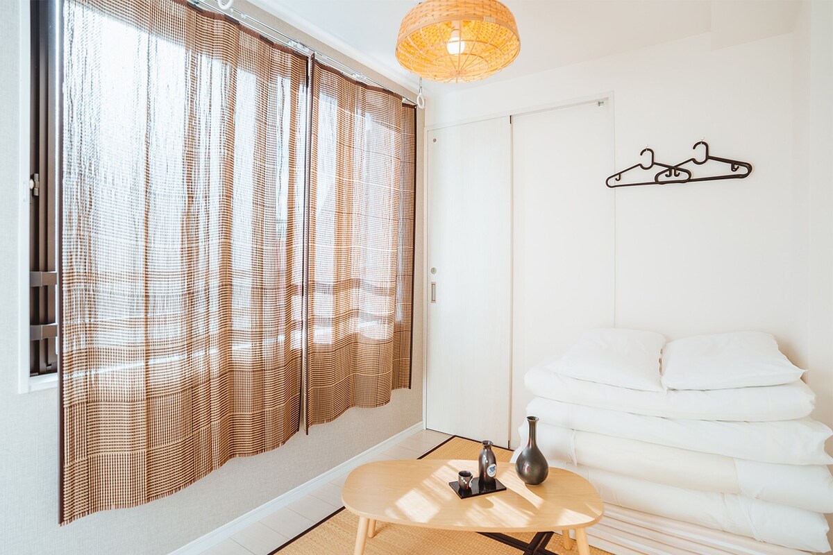Soundproofing, free WiFi, bed sheets