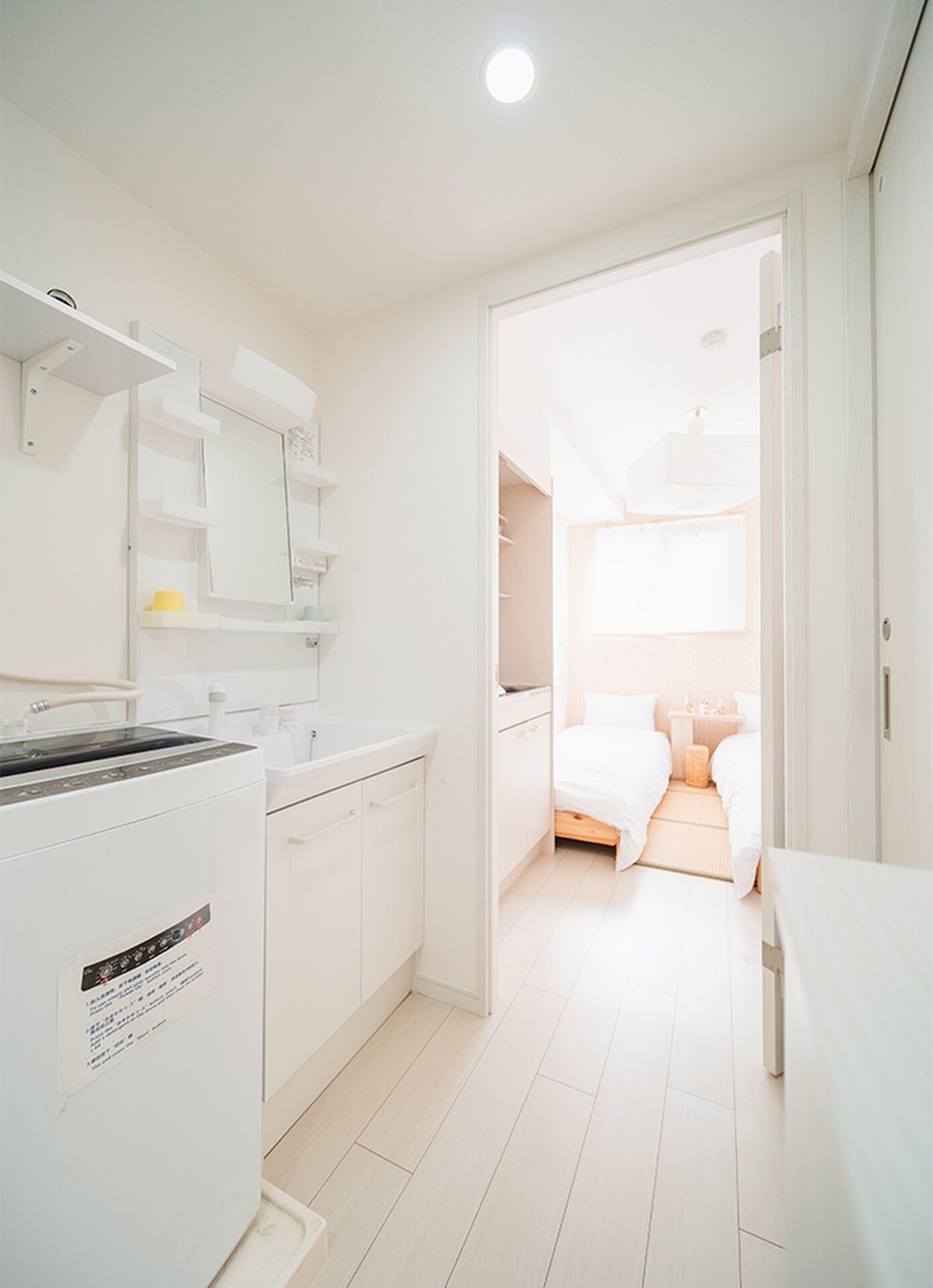 Een hotelkamer met kitchenette, bed en badkamer.