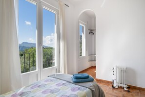 Iron/ironing board, bed sheets - Apartment 'Casa José' with Mountain View, Shared Pool and Shared Garden (Málaga)