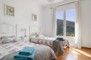 Iron/ironing board, bed sheets - Apartment 'Casa José' with Mountain View, Shared Pool and Shared Garden (Málaga)
