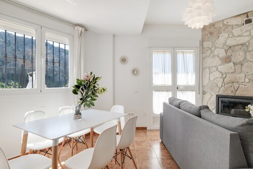 Apartment 'Casa Isabelina' with Mountain View, Shared Pool and Shared Garden