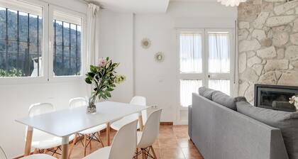 Apartment 'Casa Isabelina' with Mountain View, Shared Pool and Shared Garden