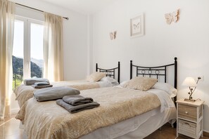 Iron/ironing board, bed sheets - Apartment 'Casa Isabelina' with Mountain View, Shared Pool and Shared Garden (Málaga)