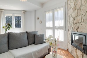 TV, fireplace - Apartment 'Casa Isabelina' with Mountain View, Shared Pool and Shared Garden (Málaga)