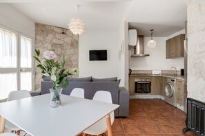 Interior - Apartment 'Casa Isabelina' with Mountain View, Shared Pool and Shared Garden (Málaga)