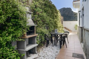 Outdoor dining - Apartment 'Casa Riguelas' with Mountain View, Shared Pool and Shared Garden (Málaga)