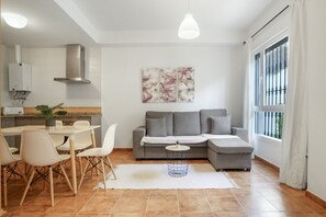 TV, fireplace - Apartment 'Casa Riguelas' with Mountain View, Shared Pool and Shared Garden (Málaga)