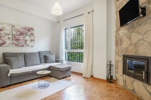 TV, fireplace - Apartment 'Casa Riguelas' with Mountain View, Shared Pool and Shared Garden (Málaga)