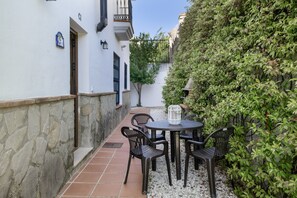Outdoor dining - Apartment 'Casa Riguelas' with Mountain View, Shared Pool and Shared Garden (Málaga)
