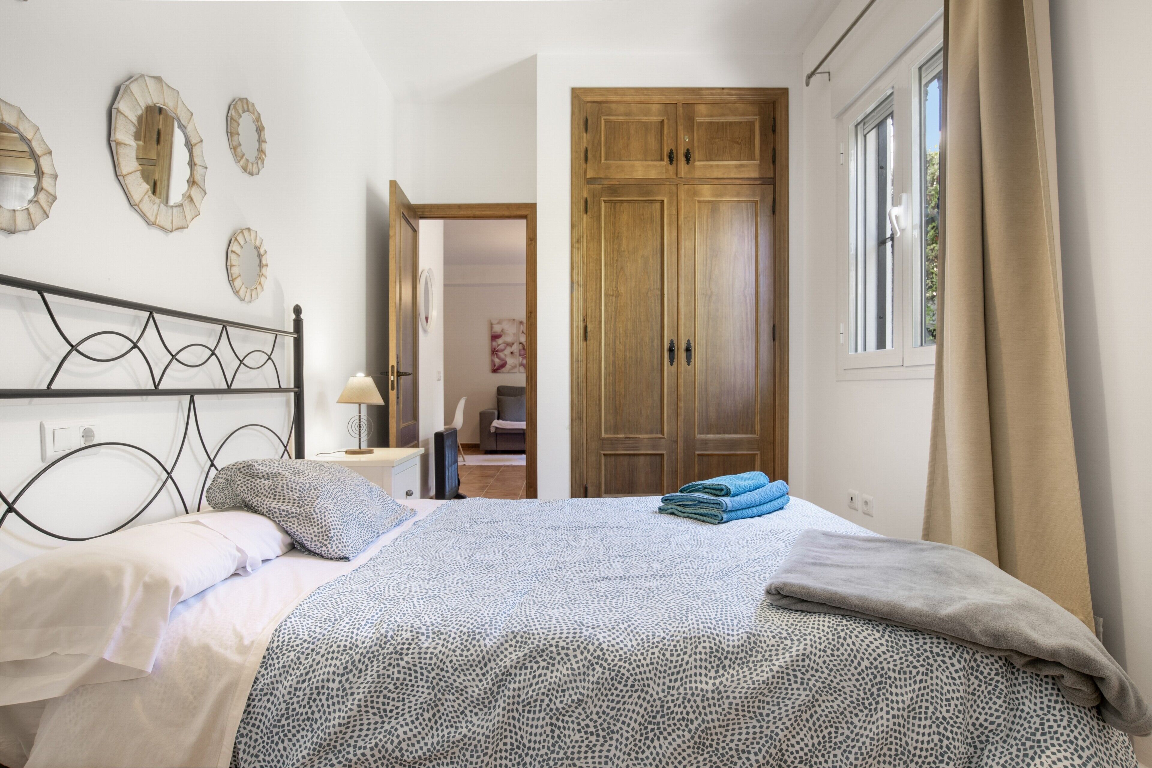 Iron/ironing board, bed sheets