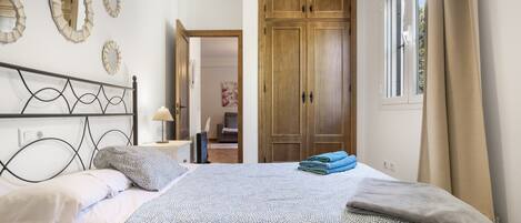 Iron/ironing board, bed sheets