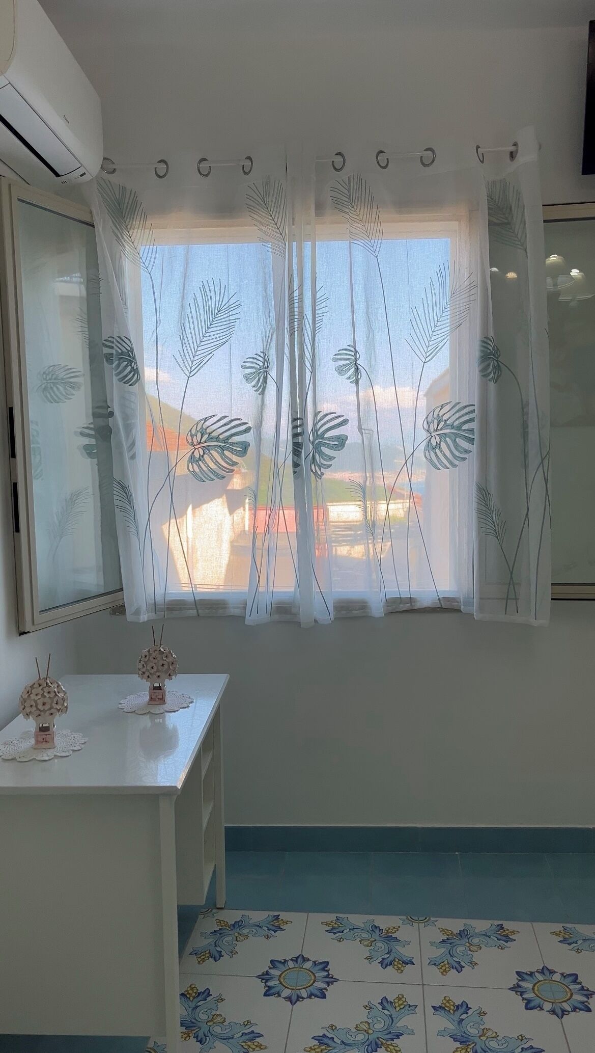 Cubrecamas, muebles diferentes, escritorio y wifi gratis 