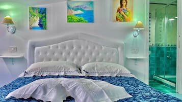 Cubrecamas, muebles diferentes, escritorio y wifi gratis