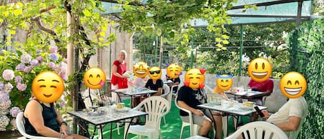 Buffet déjeuner gratuit tous les jours