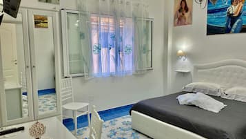 Cubrecamas, muebles diferentes, escritorio y wifi gratis