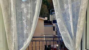 Cubrecamas, muebles diferentes, escritorio y wifi gratis