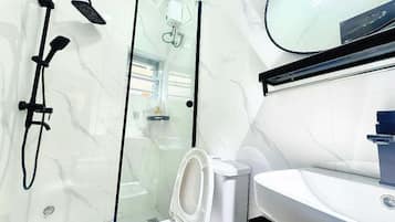 Deluxe Room, Balcony, City View | Bathroom