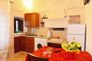 Frigorífico, placa de cocina y utensilios de cocina