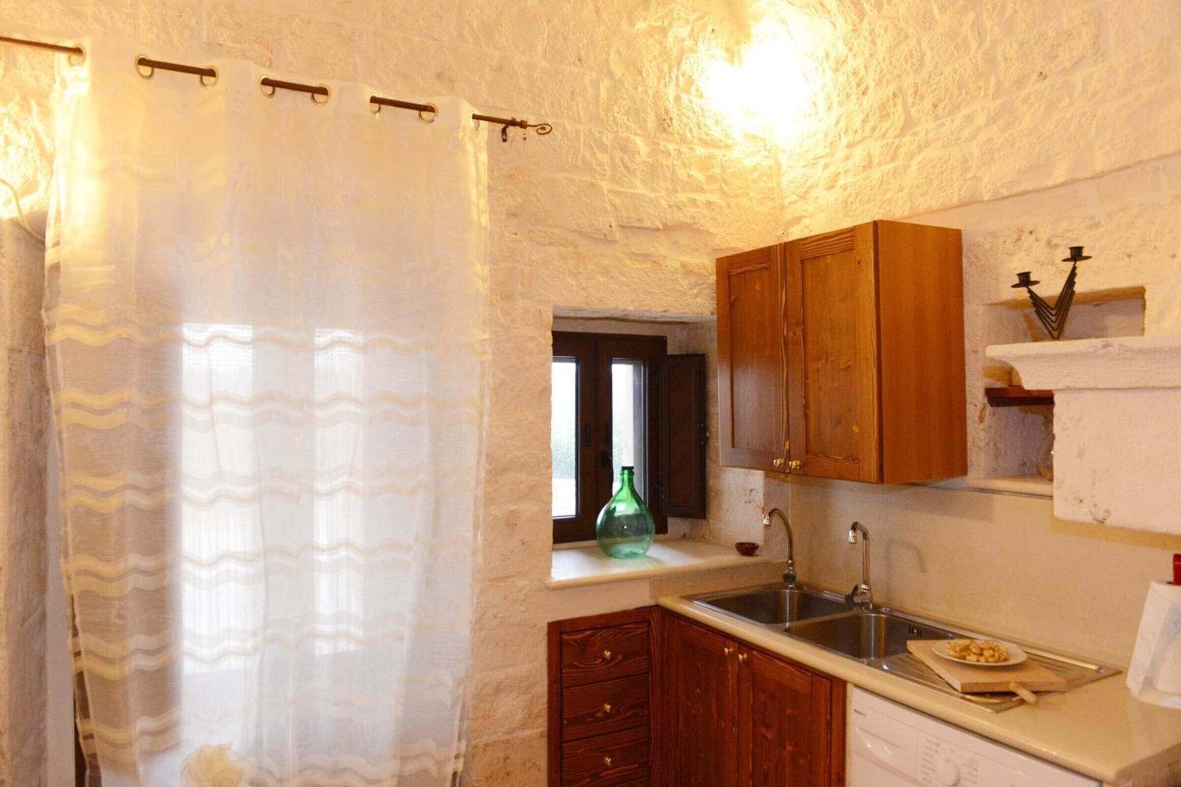 Frigorífic, placa de cuina i utensilis de cuina, vaixella i coberteria 