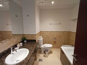 Classic Double Room, Sea View | Bathroom - Aspin Holiday Homes (Dubai)