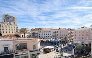 A city square with buildings, a fountain, and a crowd. - Exceptional apartment Carré d'or | Sea & Beach Walking distance (Saint-Raphaël)