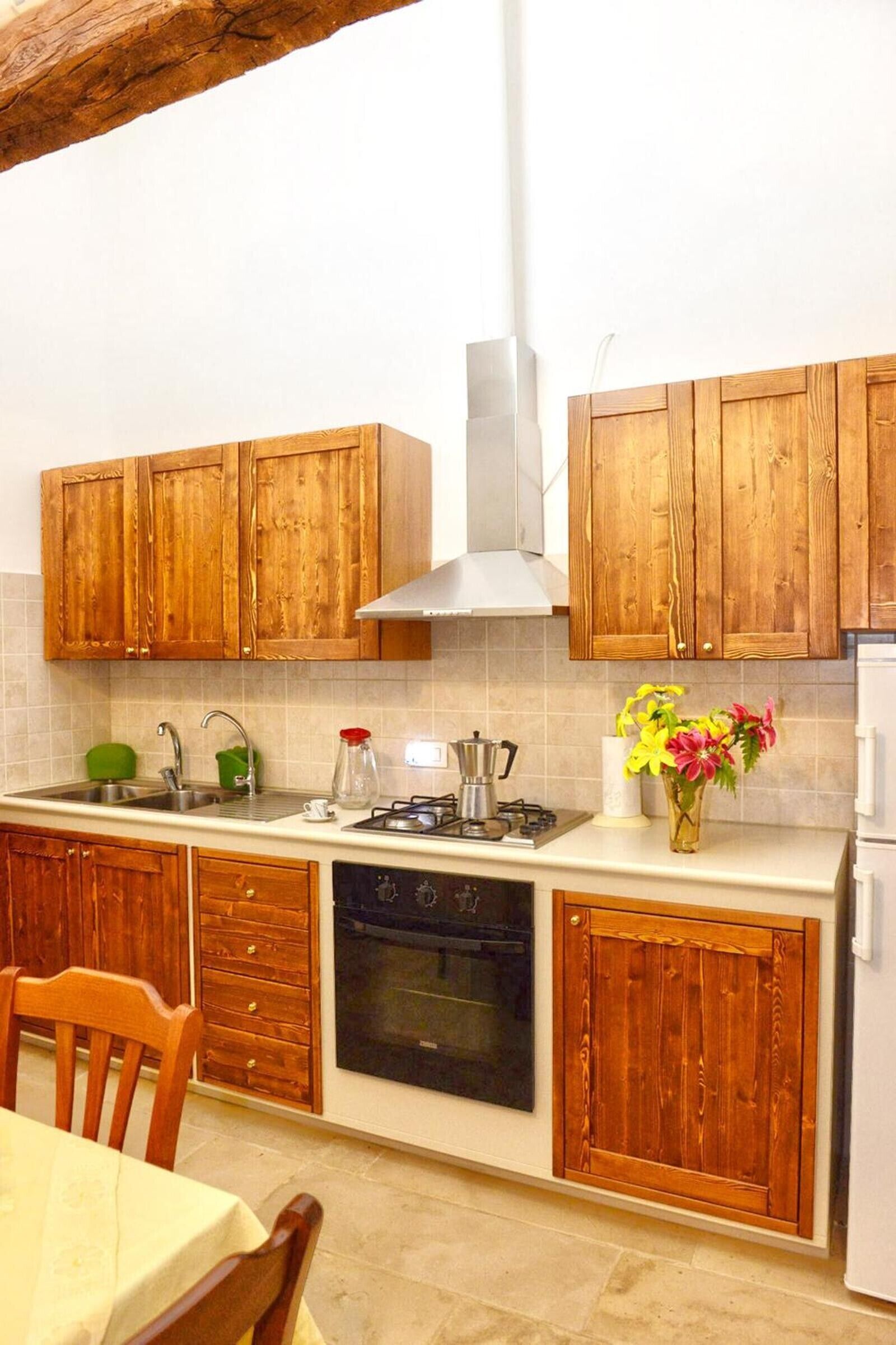 Refrigerador, parrilla de estufa y utensilios de cocina 