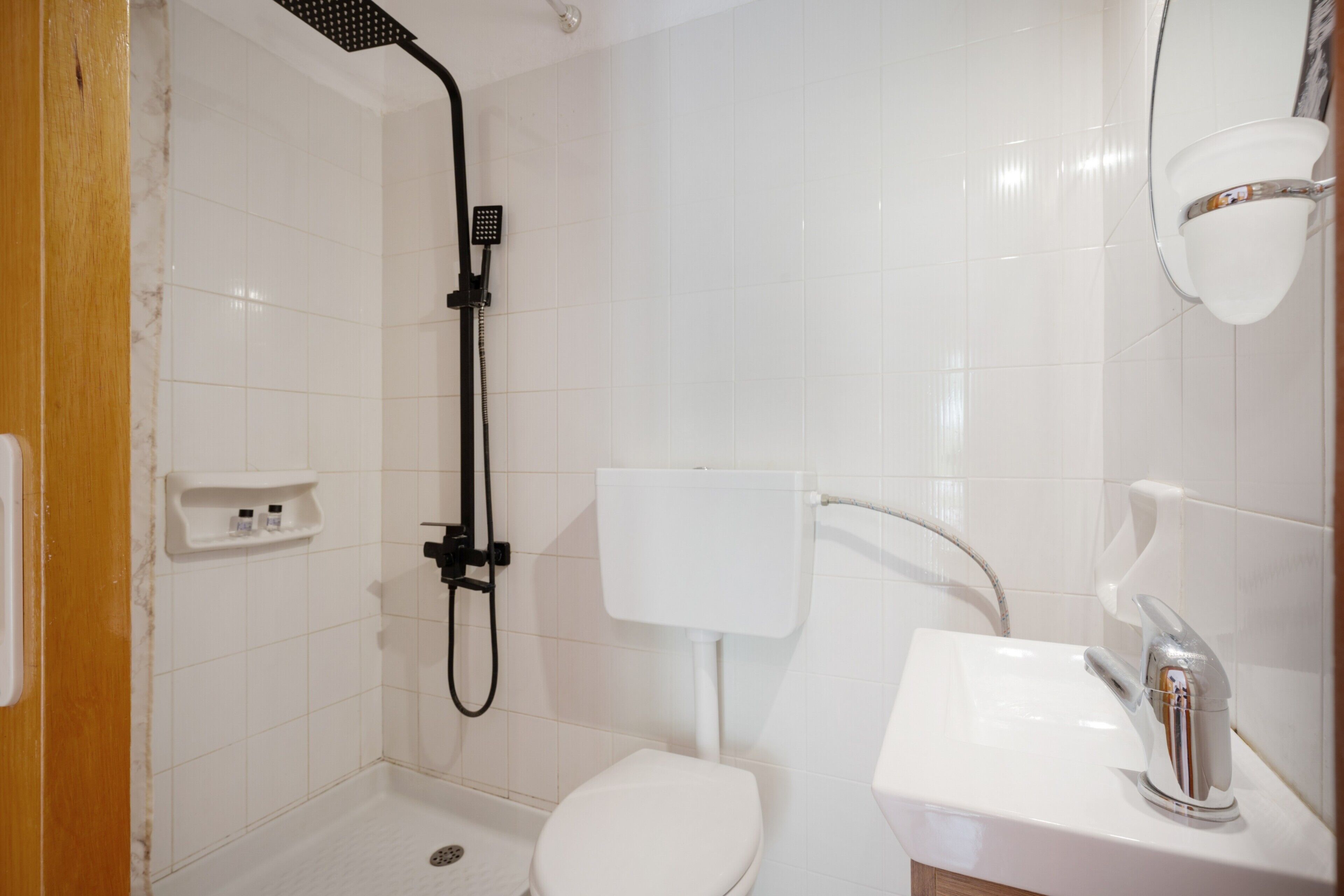 Douche, sèche-cheveux, serviettes fournies