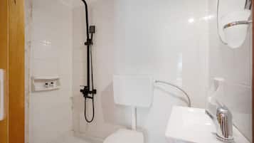 Douche, sèche-cheveux, serviettes fournies
