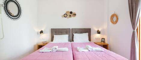 Tabla de planchar con plancha, wifi y ropa de cama