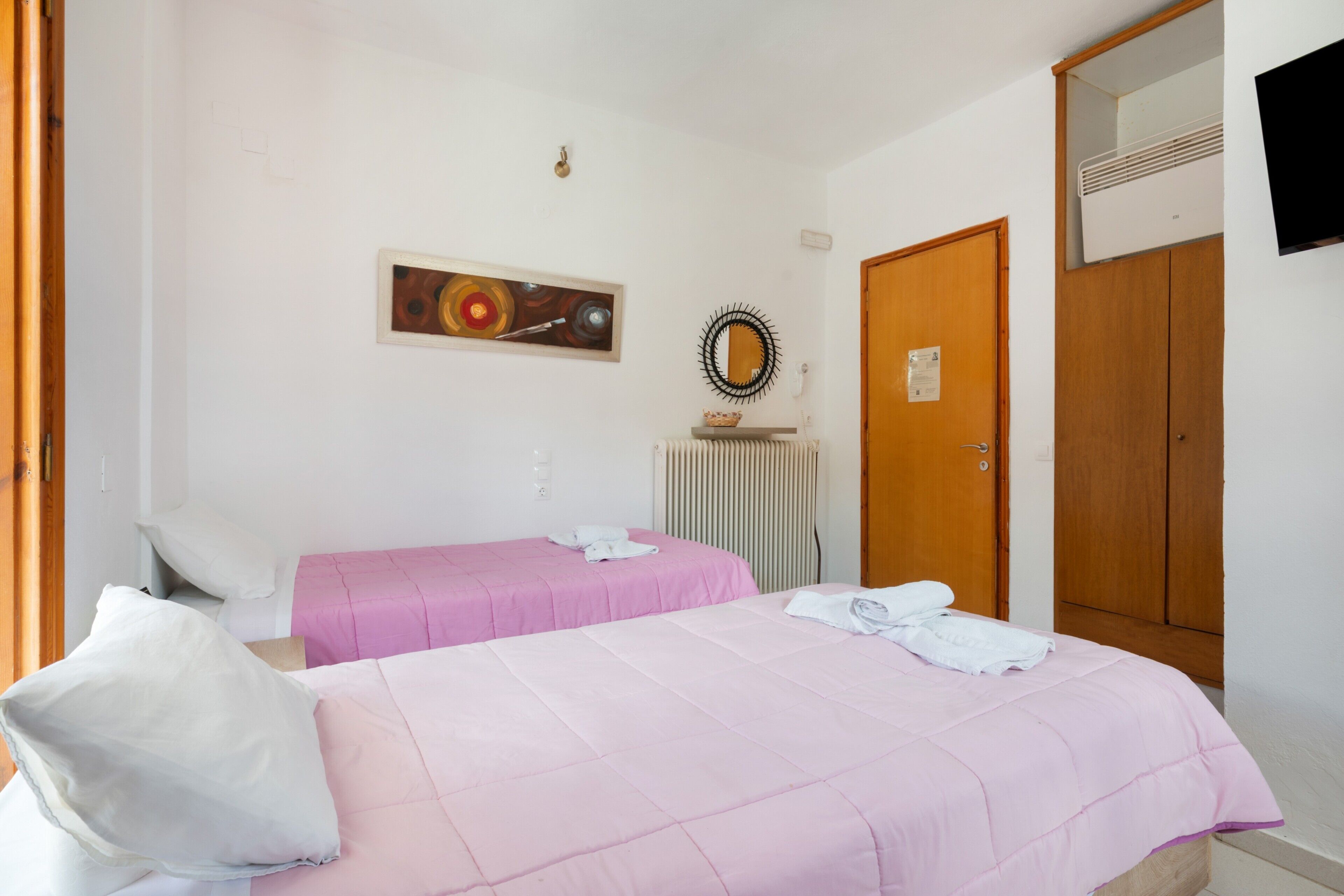 Iron/ironing board, WiFi, bed sheets