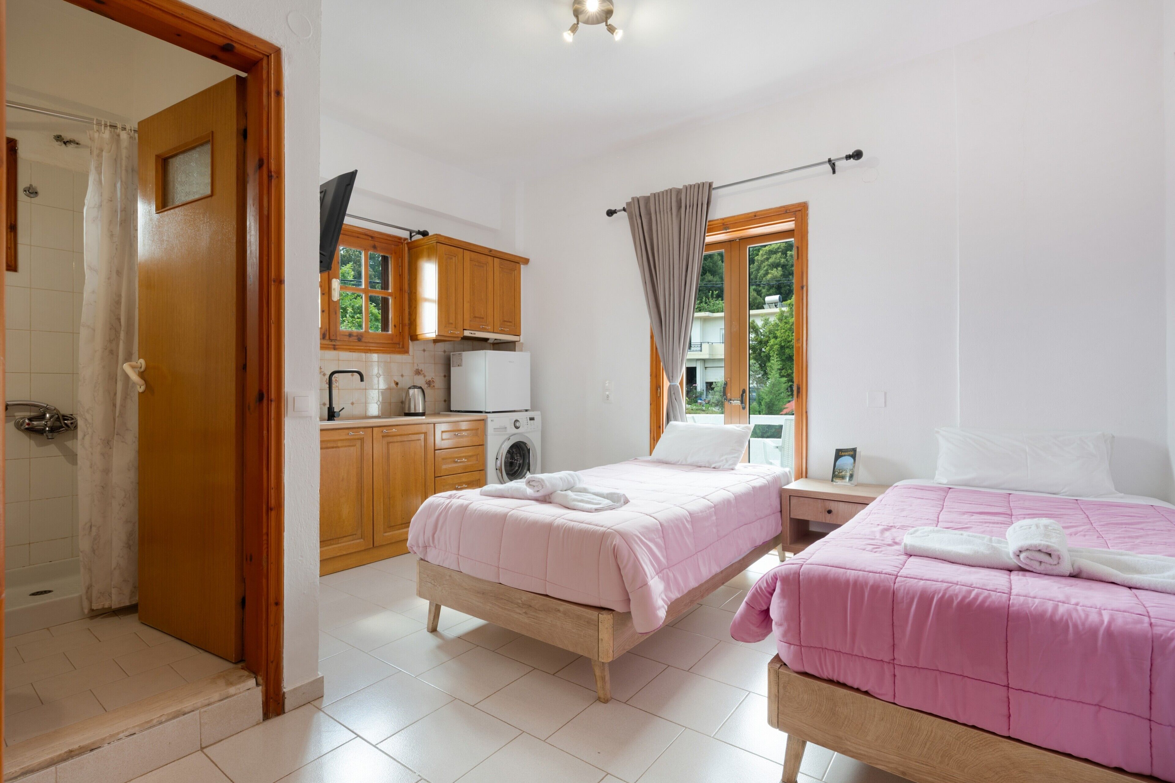 Iron/ironing board, WiFi, bed sheets