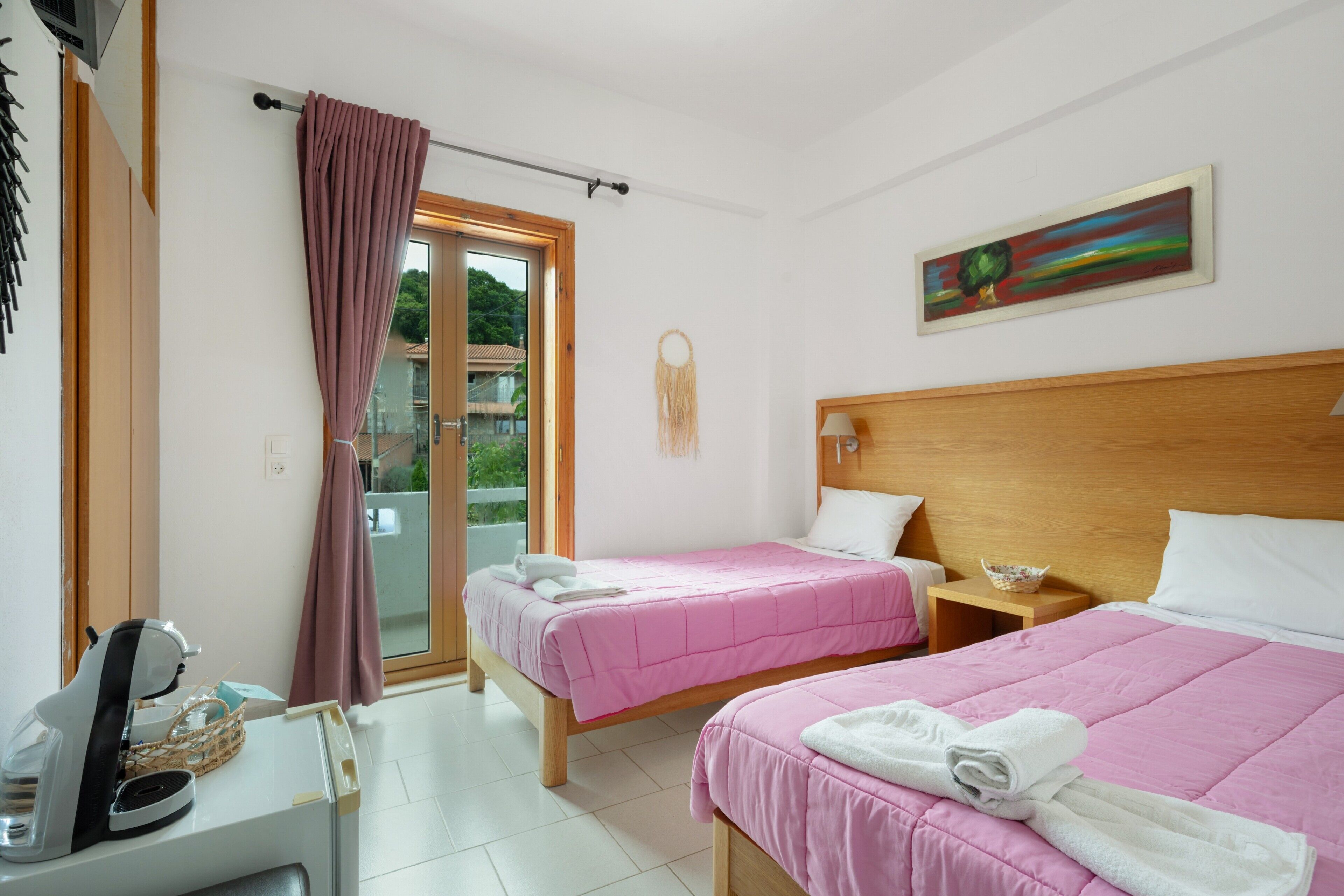 Iron/ironing board, WiFi, bed sheets