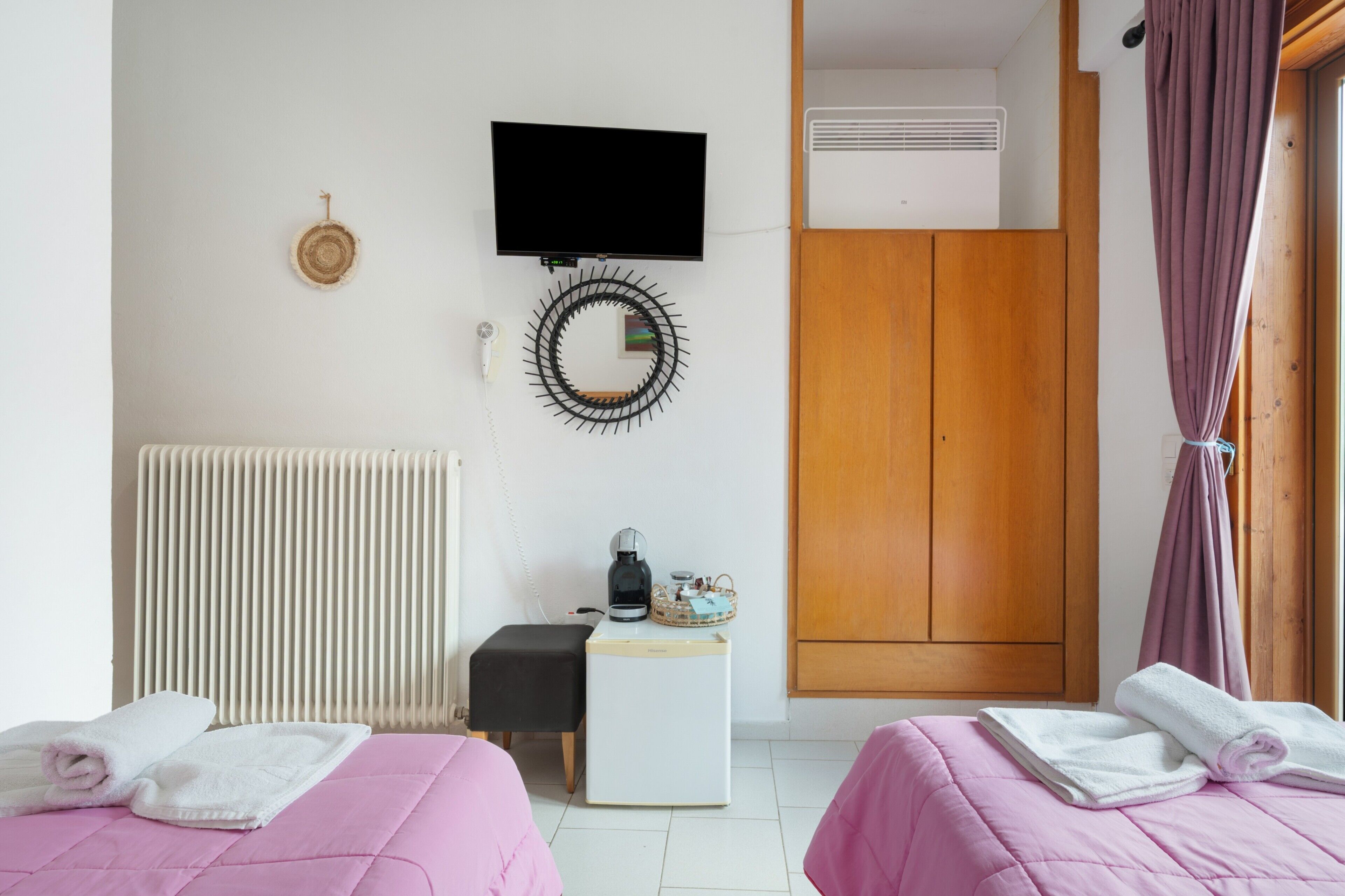 Iron/ironing board, WiFi, bed sheets