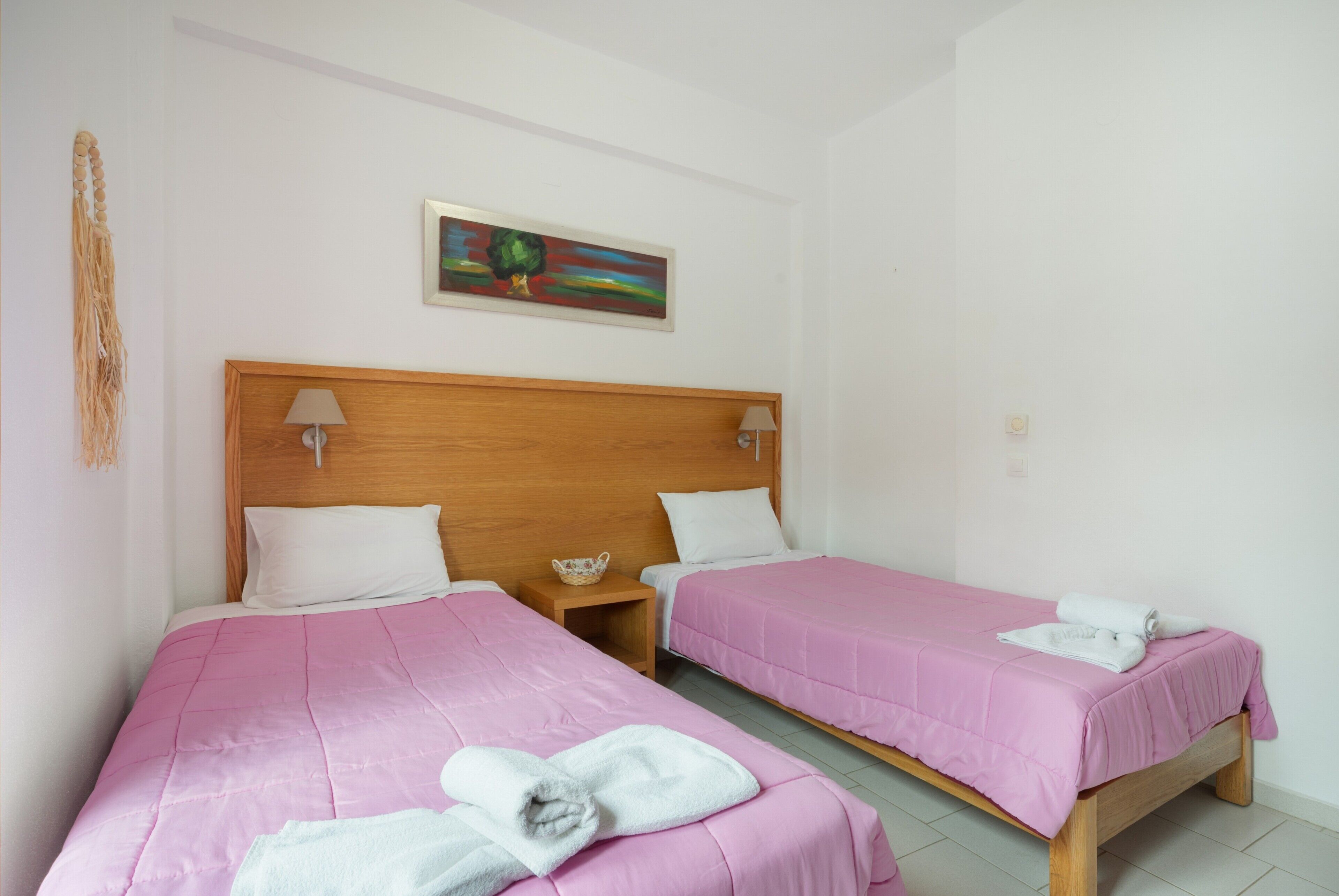 Tabla de planchar con plancha, wifi y ropa de cama 