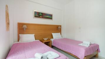 Tabla de planchar con plancha, wifi y ropa de cama