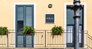 A building facade with a sign reading 'SIOILLYA' and two windows with shutters. - Siqillya Etna Linguaglossa (Linguaglossa)