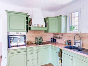 Kühlschrank, Mikrowelle, Ofen, Geschirrspüler