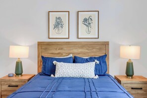 Escritorio, tabla de planchar con plancha, wifi y ropa de cama 