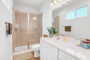 Shower, hair dryer, towels, shampoo - Spring Haus Near Downtown (New Braunfels)