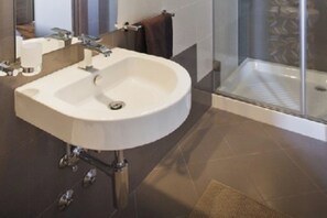 Family Villa, Multiple Bedrooms, Sea Facing (Villa Royal Blue) | Bathroom - Villa Royal Blue (Rasa)