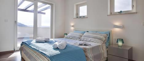 Family Villa, Multiple Bedrooms, Sea Facing (Villa Royal Blue) | 3 bedrooms, free WiFi, bed sheets